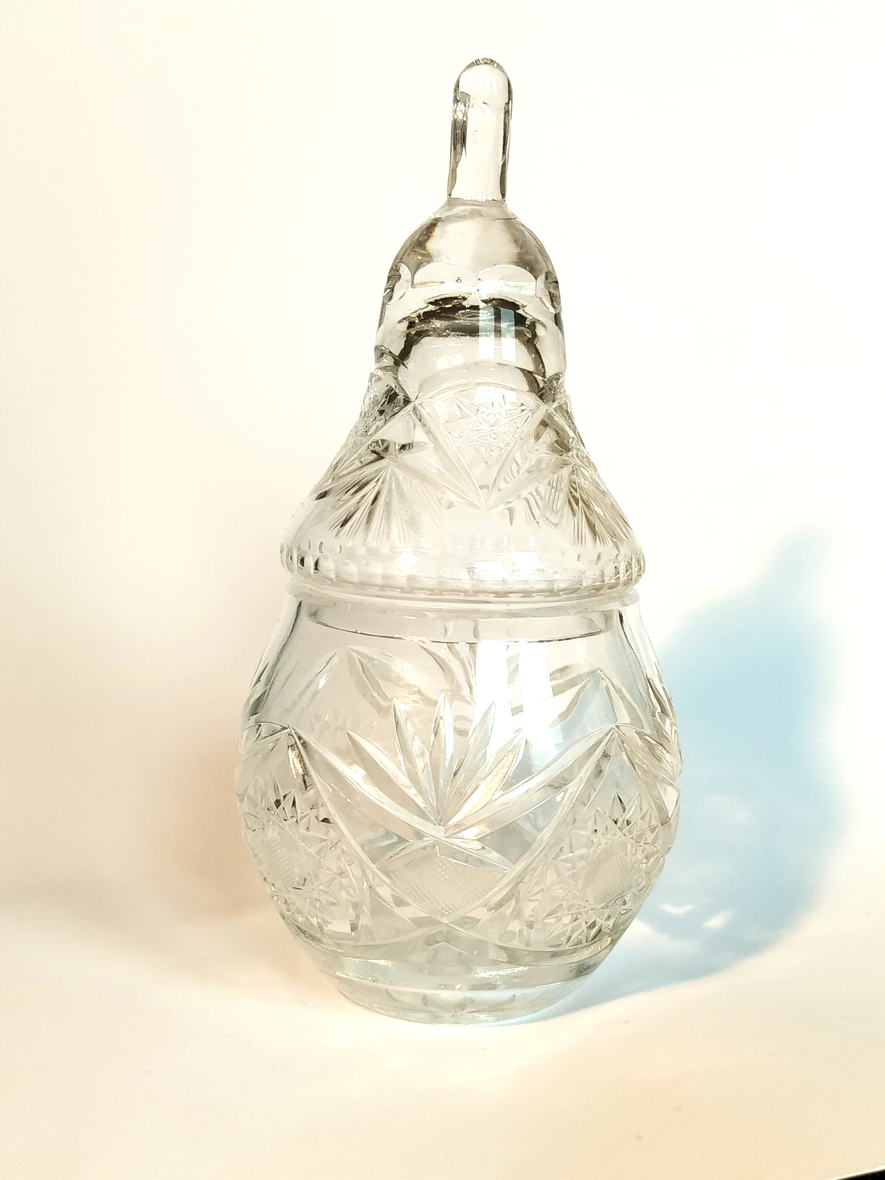 Päreformad glasskål med lock